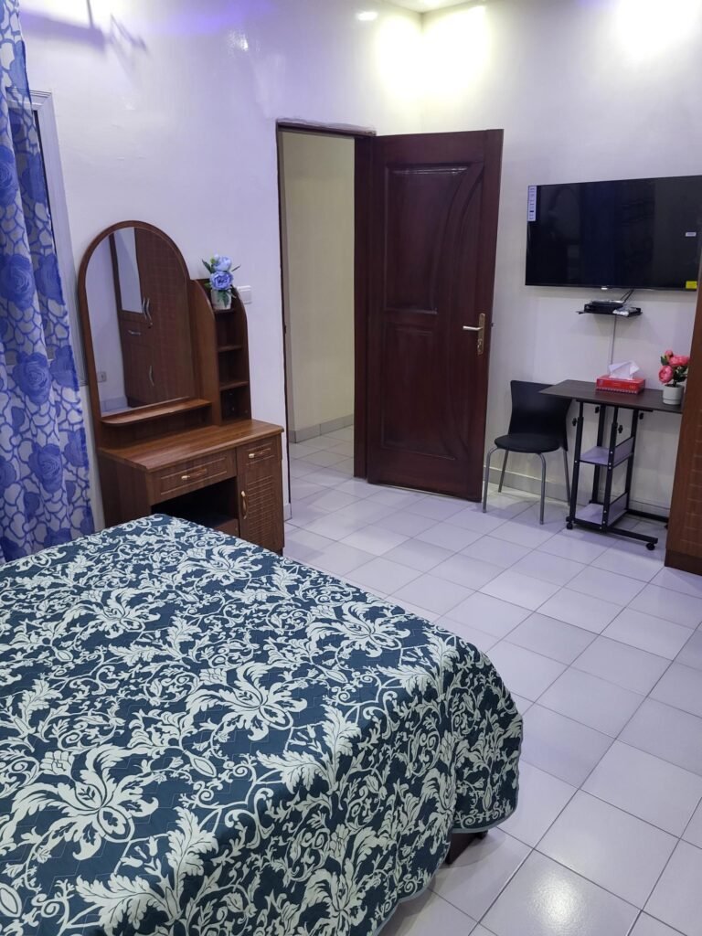 Chambre moderne dans une location meublée Dakar DakarStays